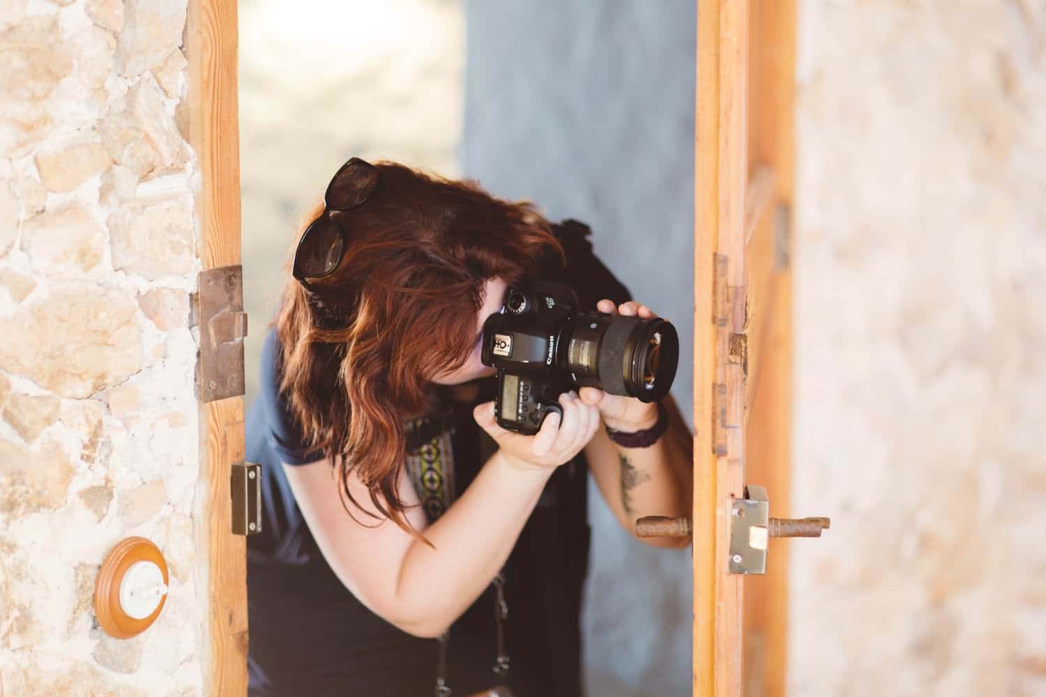 wedding photographer behind the scenes